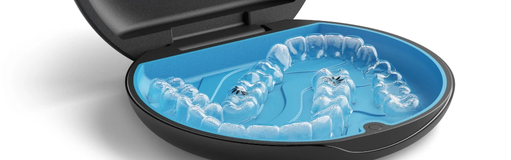 Transparente Zahnschiene in blauer Aufbewahrungsbox zur unsichtbaren Zahnkorrektur.